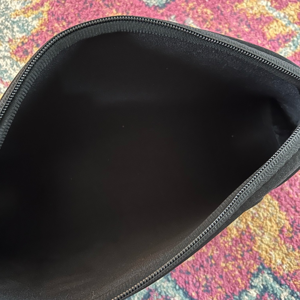 NWT SKIMS | Women’s Black Travel/Toiletry/Cosmetics Zip Top Embossed Logo Bag OS - Picture 7 of 11